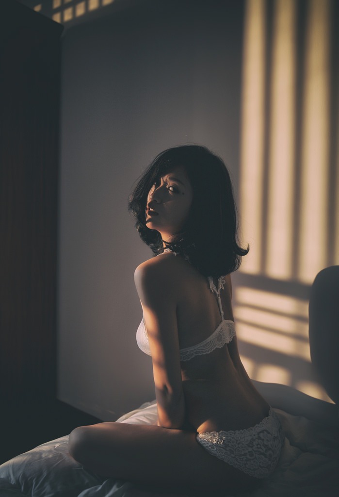 美女一脱到底